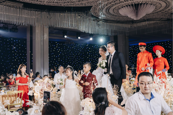Thực hiện nghi thức hôn lễ là quy trình tổ chức tiệc cưới tại nhà hàng quan trọng nhất