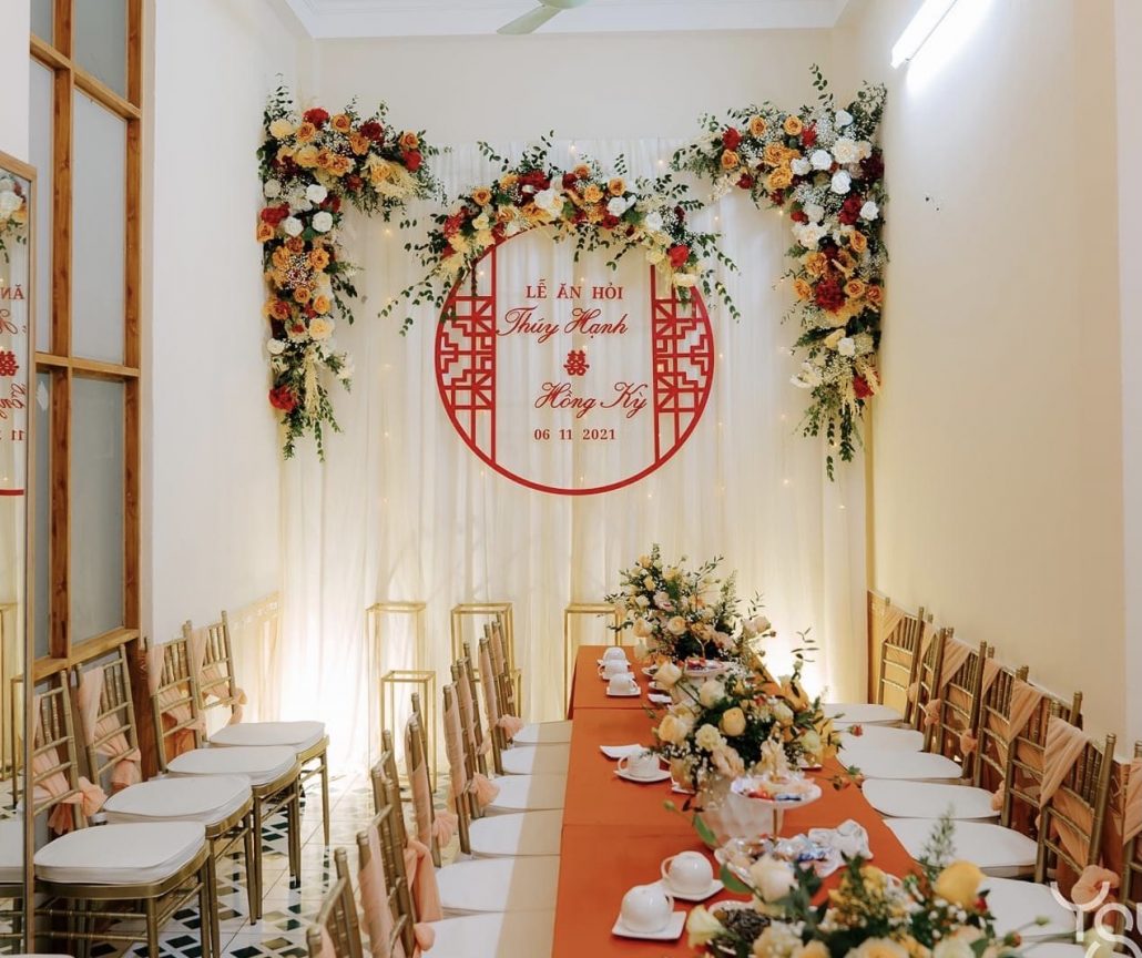 Ghế Chiavari để trần kết hợp với các phụ kiện như hoa, ruy băng đều đẹp và tôn không gian phòng tiệc cưới lên rất nhiều