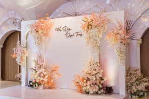 Backdrop chụp ảnh được đặt ở phía ngoài sảnh tiệc, là nơi để cô dâu chú rể chụp ảnh cùng khách mời