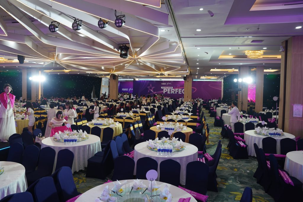 bàn tiệc tổ chức sự kiện công ty