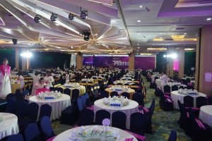 bàn tiệc tổ chức sự kiện công ty