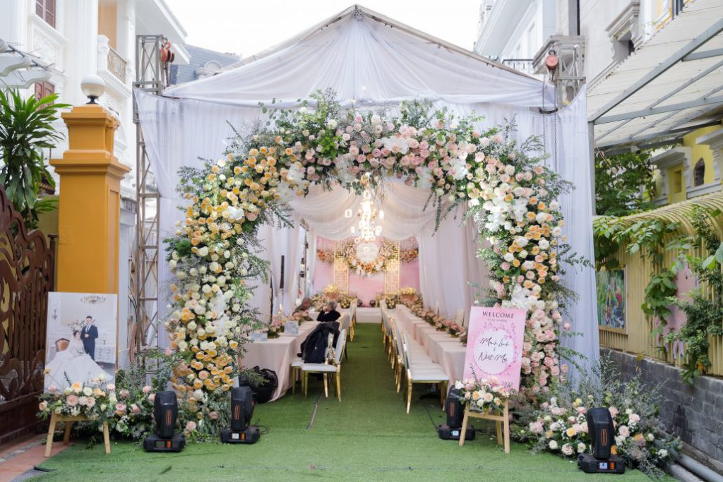 cổng đám cưới trang trí bằng hoa tươi