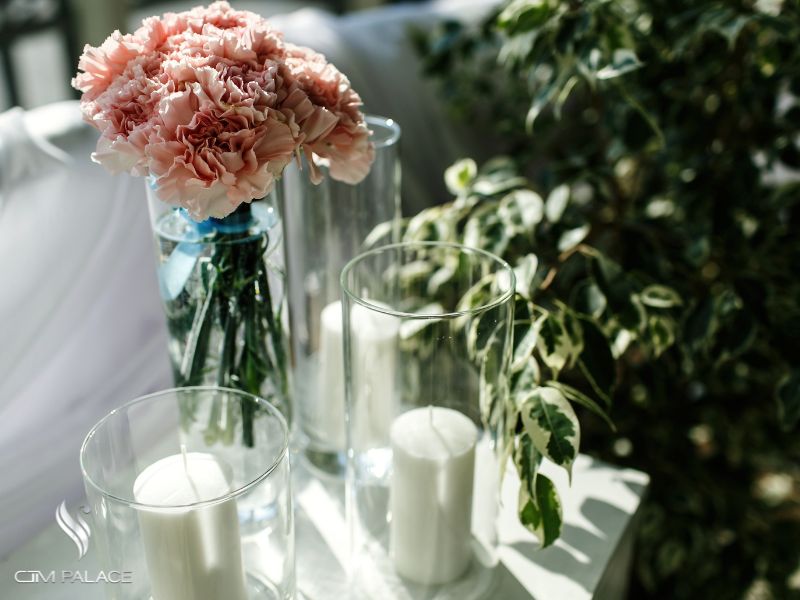 Cốc nến và hoa trong trang trí tiệc cưới