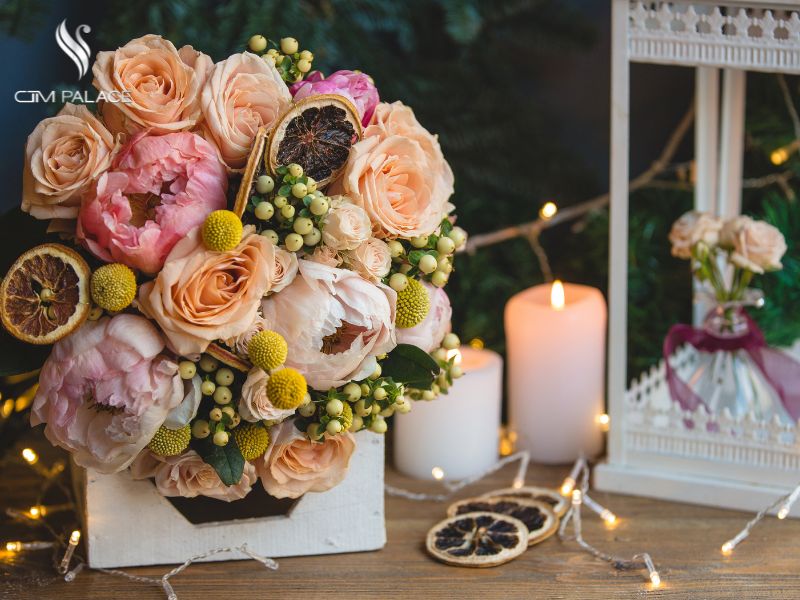 Nến và hoa trong trang trí tiệc cưới