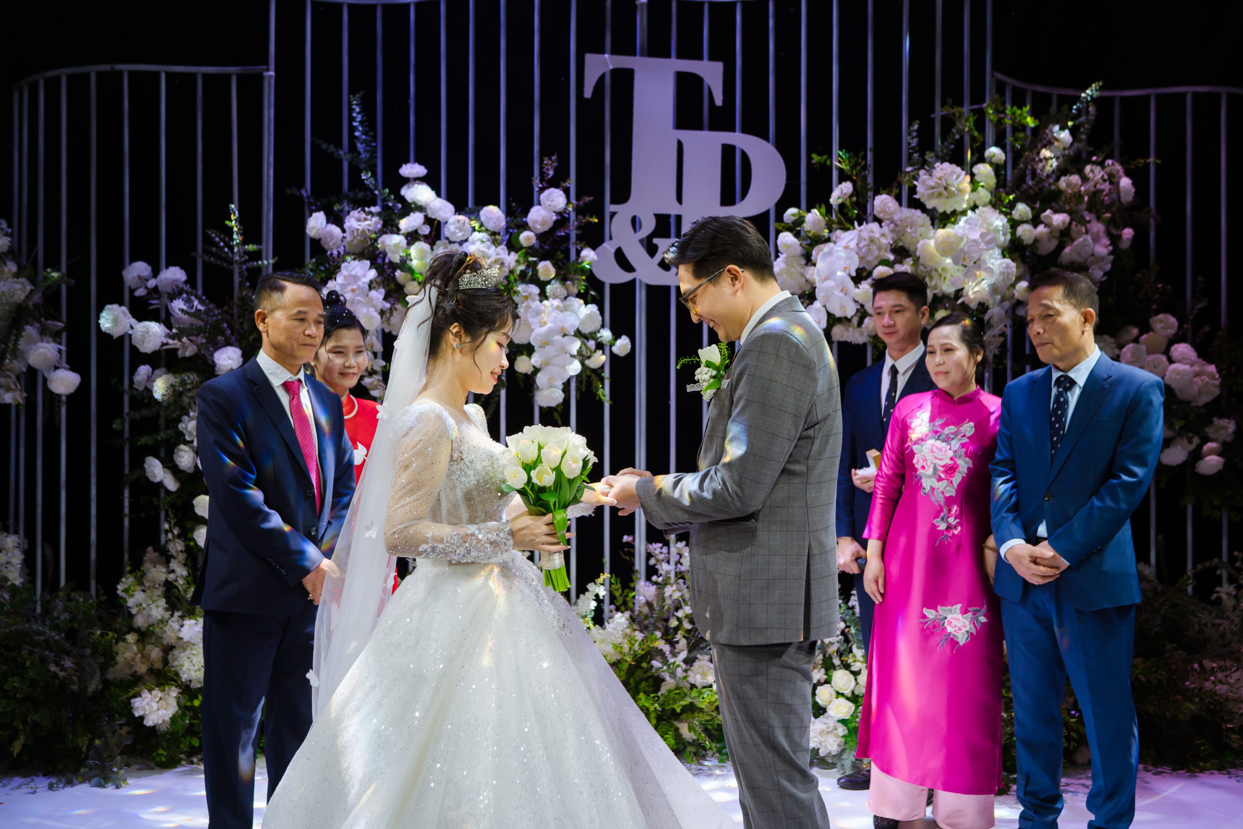 Kiêng để cô dâu quay đầu lại khi bước ra khỏi nhà